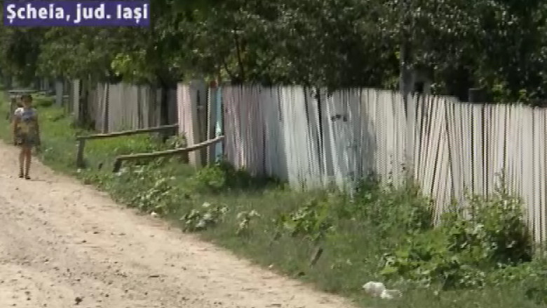 Microbuzul sta in garaj, elevii merg pe jos spre scoala Imagine