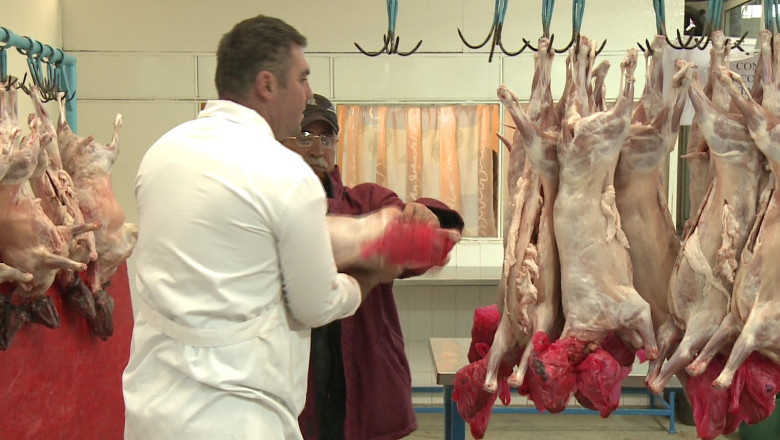 Miei cu microbi. Carnea scapata pe jos este repusa la vanzare in Piata Grivita Imagine