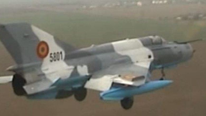 MiG-21, ramas fara rezervoare, in aer Imagine