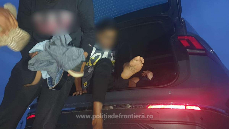 Migranti ascunsi in portbagajele unor masini transportate pe trailer. 71 de cetateni straini, prinsi cand voiau sa fuga in Ungaria Imagine