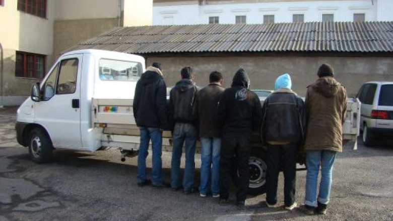 Migranti asiatici, prinsi la granita de vest Imagine