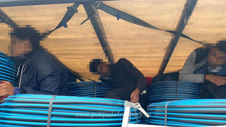 Migranti descoperiti de politistii de frontiera ascunsi in furtunuri de irigatii Imagine