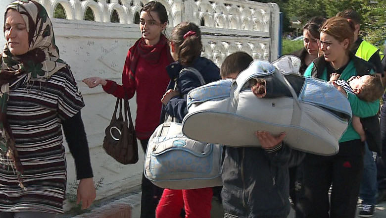 Migranti sirieni si afgani, fugiti de conflictele din Orientul Mijlociu, descoperiti intr-o barca, pe Marea Neagra de politistii de frontiera Imagine