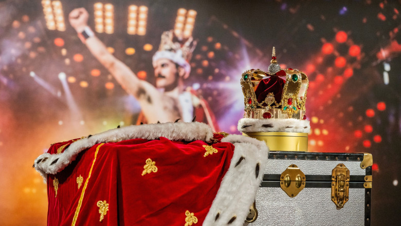 Mii de articole care i-au apartinut lui Freddie Mercury au fost vandute la licitatie. Colectia a fost expusa timp de o luna Imagine