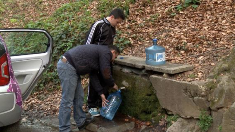 Mii de baimareni consuma apa de izvor declarata nepotabila. Autoritatile avertizeaza consumatorii ca se pot imbolnavi Imagine