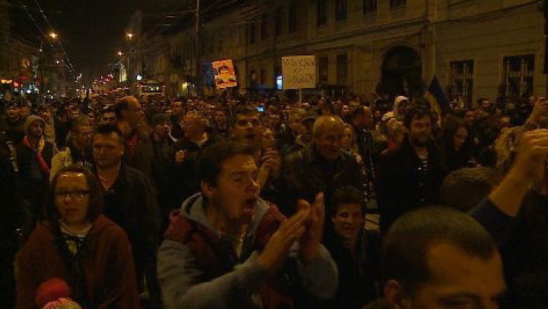 Mii de clujeni au sarbatorit in strada. Peste 2.000 de oameni au iesit aseara in centrul orasului Imagine