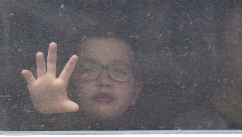 Mii de copii ucraineni rapiti de Rusia au fost deportati in Belarus pentru pregatire militara (studiu al Universitatii Yale) Imagine