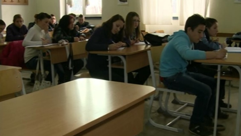 Mii de elevi din Galati invata in trei schimburi din cauza santierelor din scoli  Imagine