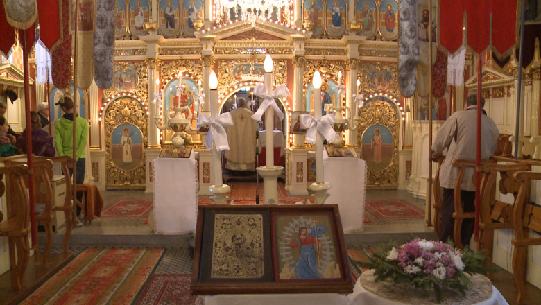 Mii de litri de apa sfintita vor fi impartiti credinciosilor in biserici, de Boboteaza Imagine