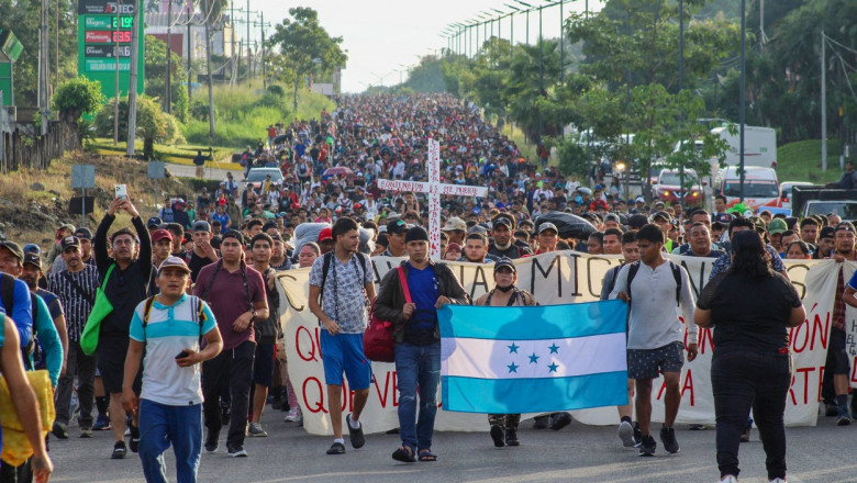 Mii de migranti au format o caravana care se indreapta spre SUA. Creste numarul oamenilor care strabat pe jos Mexicul Imagine