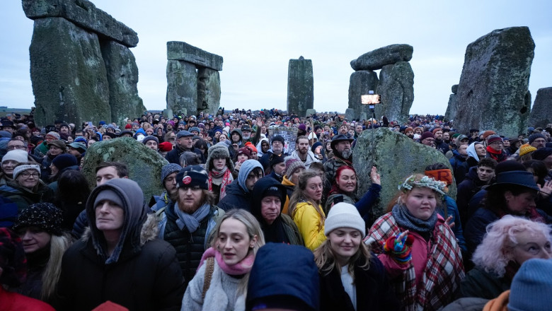 Mii de oameni au aplaudat rasaritul soarelui la Stonehenge pentru a marca solstitiul de iarna, cea mai scurta zi din an Imagine