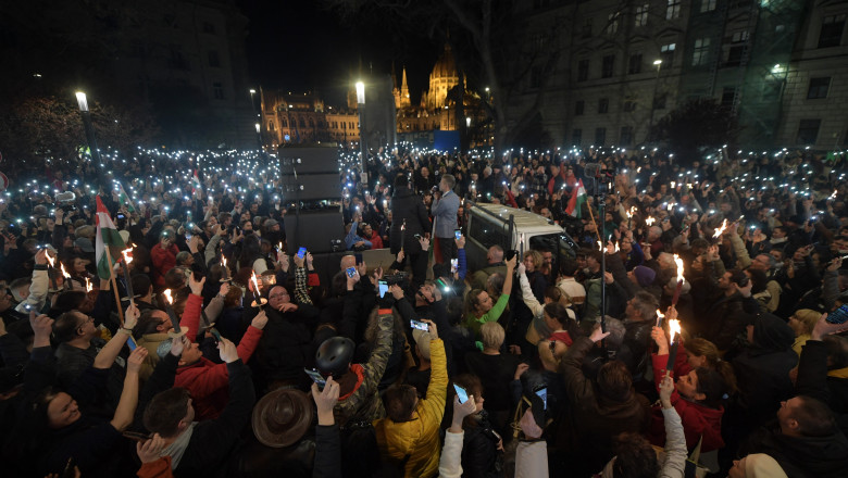 Mii de oameni au iesit in strada, in Budapesta, pentru a cere demisia premierului Viktor Orban Imagine