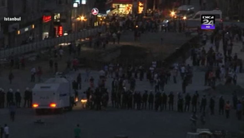 Mii de oameni au ocupat strazile din jurul Pietei Taksim. Politia a intervenit cu tunuri cu apa Imagine