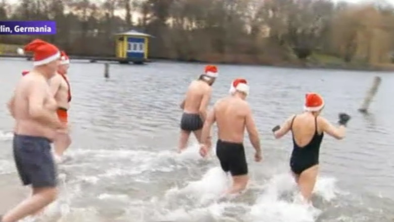 Mii de oameni au sarbatorit Craciunul in apa Imagine