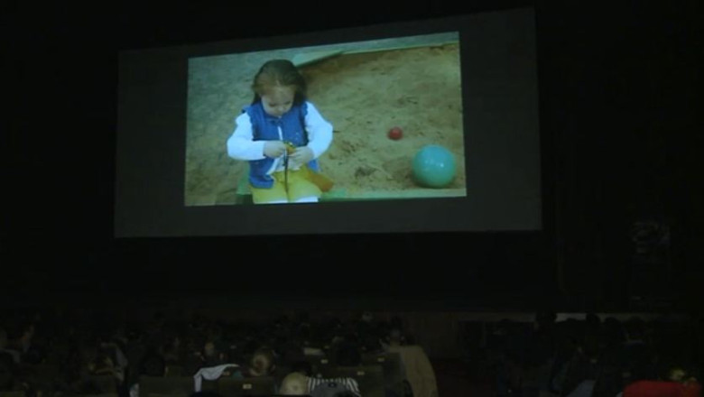 Mii de oameni au vizionat opt ore de proiectii la Noaptea devoratorilor de publicitate Imagine