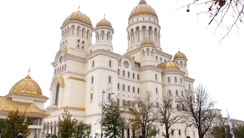 Mii de oameni la coada pentru a vizita Catedrala Nationala. Patriarhia: „Depunem toate eforturile sa asiguram cele mai bune conditii” Imagine