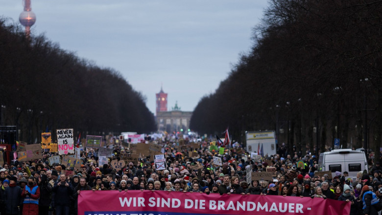 Mii de oameni s-au adunat in Berlin pentru a protesta impotriva colaborarii dintre CDU si extrema dreapta Imagine