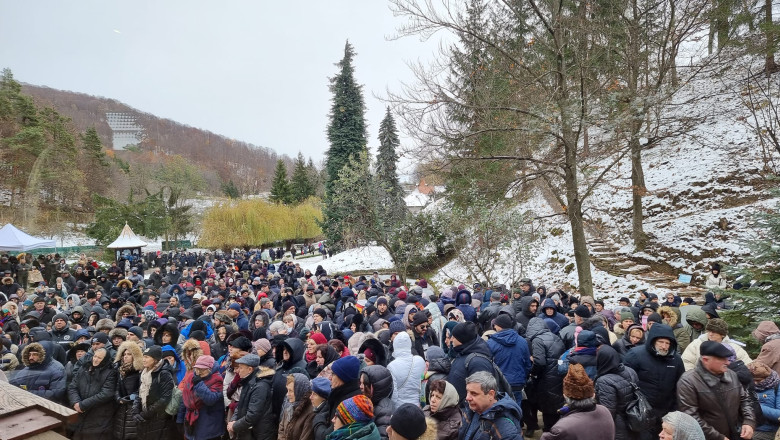 Mii de pelerini au comemorat 34 de ani de la moartea lui Arsenie Boca, la Manastirea Prislop Imagine