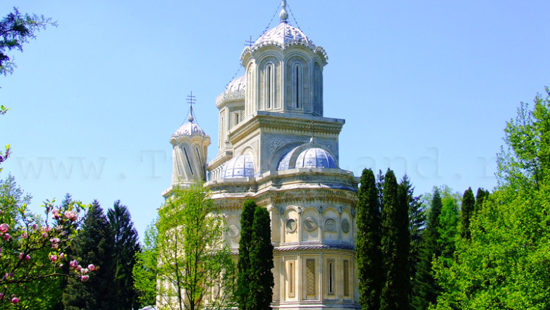 Mii de pelerini veniti la Curtea de Arges au fost evacuati din curtea manastirii Imagine