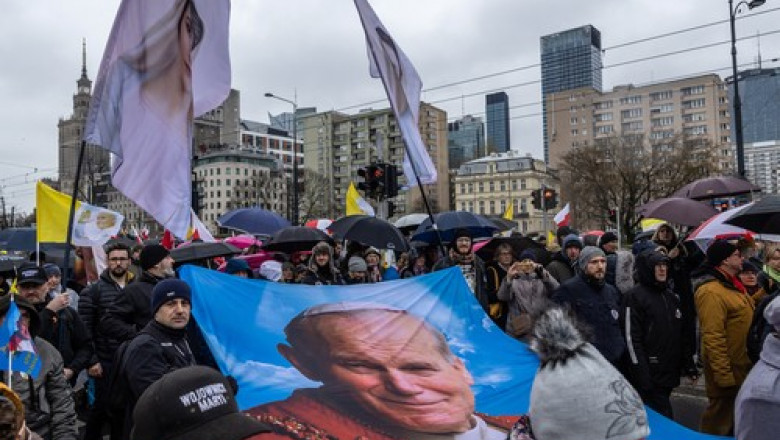 Mii de polonezi au iesit in strada in Varsovia, dupa ce fostul papa Ioan Paul al II-lea a fost acuzat ca a ascuns fapte de pedofilie Imagine