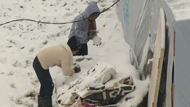 Mii de sirieni traiesc in frig, in corturi, in Liban Imagine