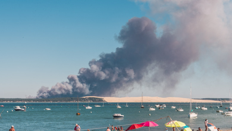 Mii de turisti evacuati in sud-vestul Frantei din cauza incendiilor. Nor gros de fum deasupra celei mai mari dune de nisip din Europa Imagine