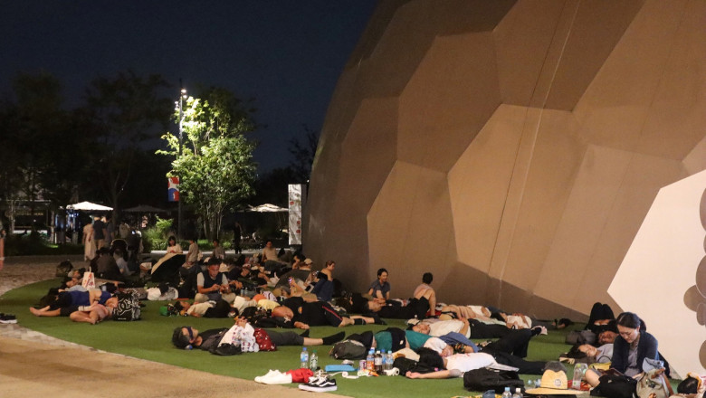 Mii de vizitatori au ramas blocati peste noapte la Expozitia Mondiala de la Osaka. Cateva zeci au fost spitalizati Imagine