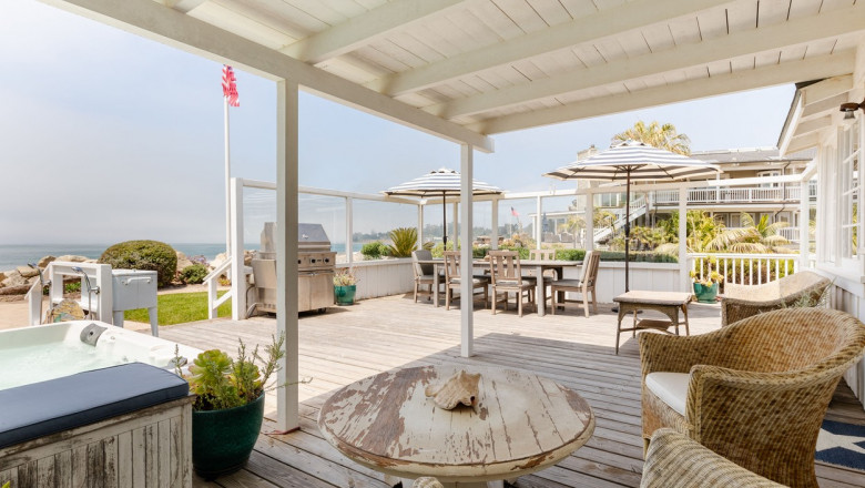 Mila Kunis si Ashton Kutcher si-au pus casa de pe plaja pe Airbnb si invita turistii sa stea gratis. Imagini cu spectaculoasa locuinta Imagine