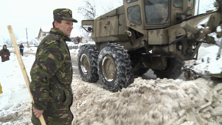 Militarii au intervenit la deszapezire, in Valcea Imagine