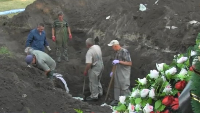 Militarii ucraineni au descoperit o groapa comuna la Slaviansk Imagine
