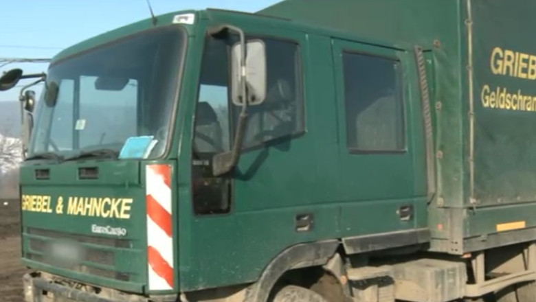 Minerii, dusi la serviciu cu masini militare NATO Imagine