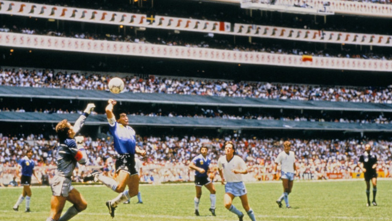 Mingea „Mana lui Dumnezeu” este scoasa la licitatie la un pret urias, chiar de arbitrul care a validat golul lui Maradona Imagine