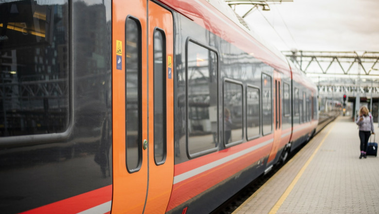 Ministerul Transporturilor va cumpara 20 de trenuri electrice pentru transportul de calatori, cu bani din PNRR Imagine