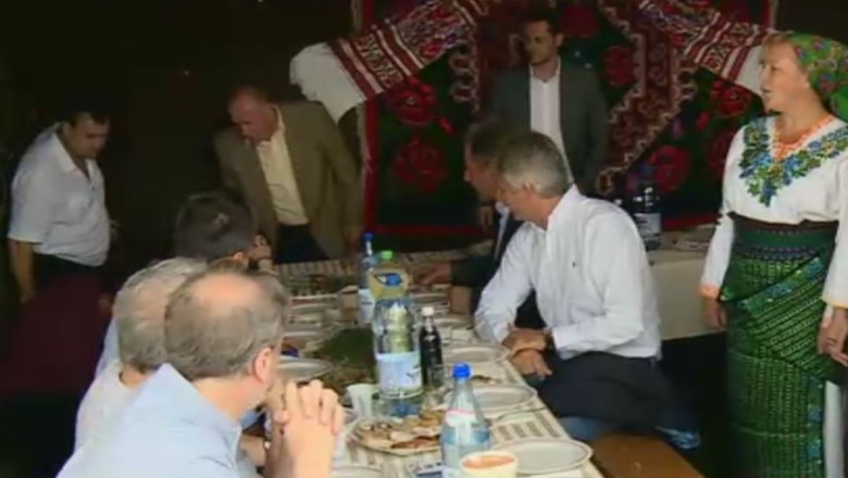 Ministri la pamant. Banca pe care stateau Doina Pana, Gabriela Szabo si Bogdan Stanoevic s-a rupt Imagine