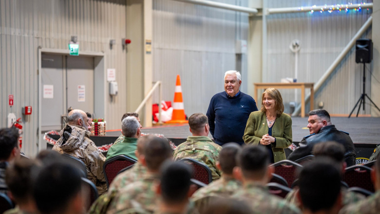 Ministrul Apararii a vizitat alaturi de ambasadoarea SUA baza de la Mihail Kogalniceanu. Mesajul postat de Kathleen Kavalec dupa vizita Imagine