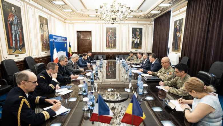 Ministrul apararii s-a intalnit cu directorul Directiei de Armamente din Franta. Cei doi au discutat despre cooperarea militara in NATO Imagine