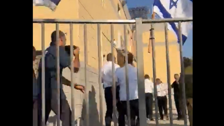Ministrul de Externe britanic a fost surprins de un raid aerian in Israel. Momentul in care e dus in buncar Imagine