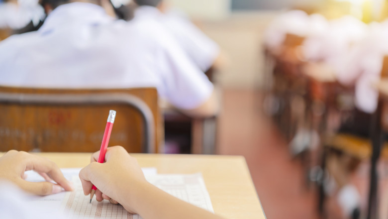 Ministrul Educatiei vrea interzicerea predarii prin dictare sau copiere din manual. „Masura trebuie sa fie drastica” Imagine