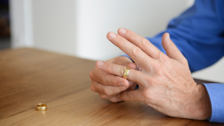 Ministrul Sanatatiilor le cere angajatilor din ATI sa renunte la verighete: Renuntati sau plecati. O verigheta poate omori un om Imagine