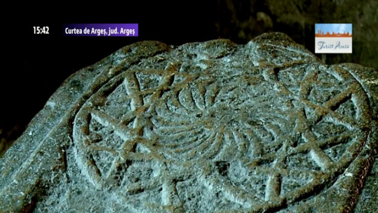 Minunile din Biserica lui Neagoe Basarab. Insemne misterioase, care tin de ezoterismul crestin, descoperite pe un mormant Imagine