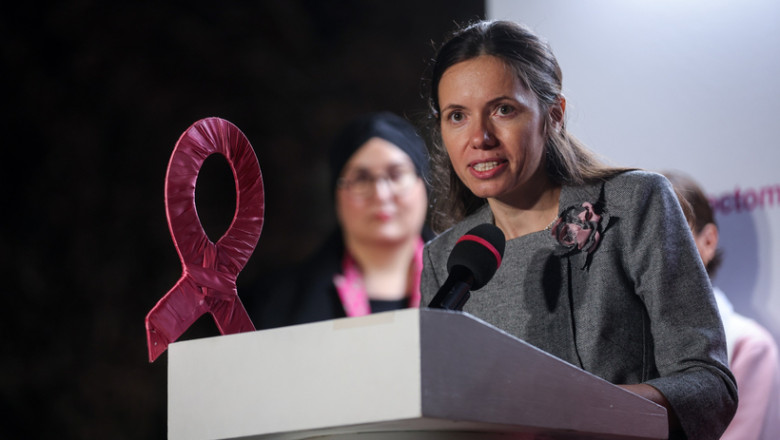 Mirabela Gradinaru, partenera presedintelui, a pornit iluminatul roz la Palatul Cotroceni, de Ziua Luptei impotriva Cancerului de San Imagine