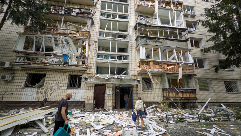 Miracol la Kiev: O tanara a fost aruncata de la etajul noua de suflul exploziei unei rachete rusesti si a supravietuit Imagine