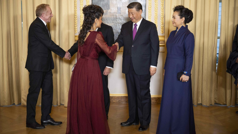 Mireille Mathieu, Sophie Marceau, Luc Besson, Salma Hayek intre celebritatile invitate la dineul in onoarea lui Xi Jinping la Paris Imagine