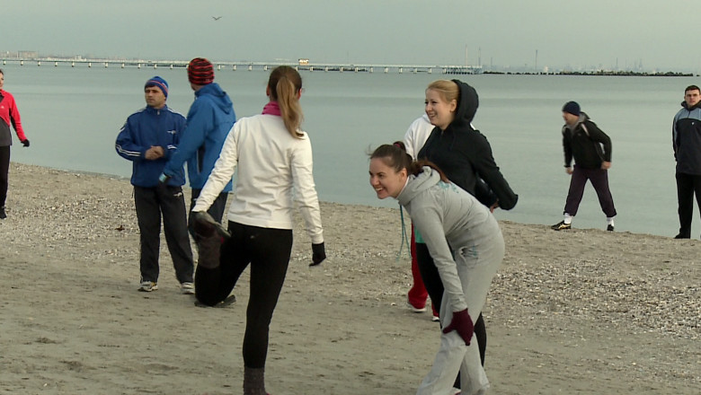 Miscare pentru o viata sanatoasa. Zeci de constanteni alearga in fiecare weekend pe plaja Imagine