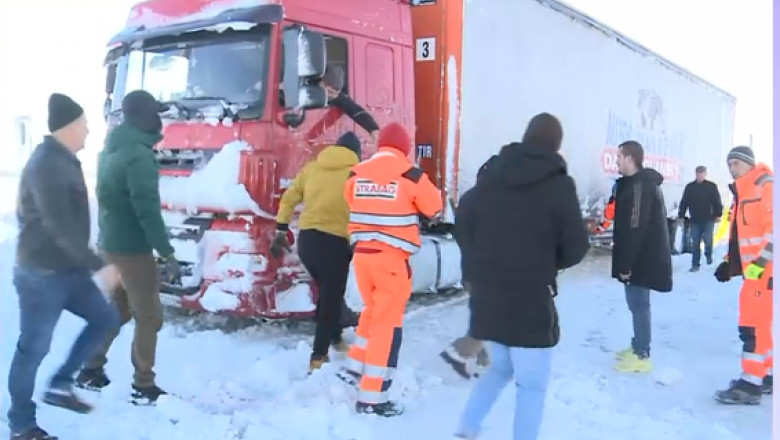 Misiune imposibila in Constanta. Zeci de soferi incearca cu lopeti si cu mainile goale sa scoata din zapada un TIR blocat de ieri Imagine