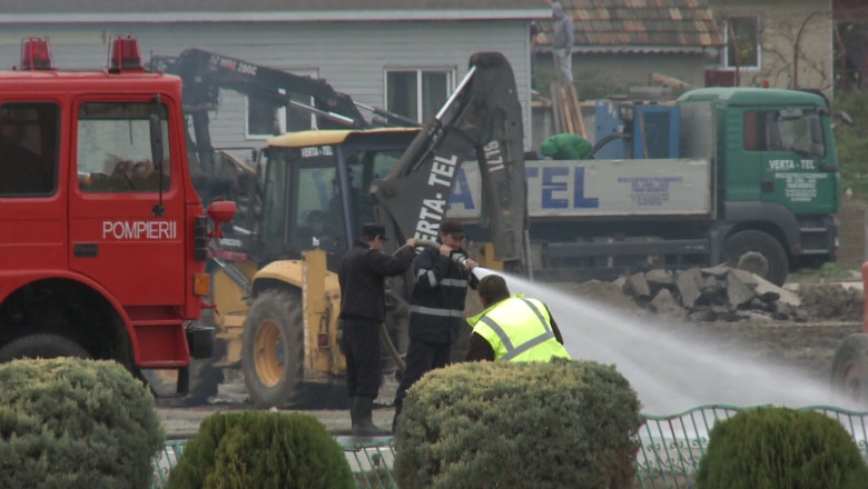 Misiune inedita a pompierilor. Angajatii ISU Constanta spala strazile din comuna Tuzla Imagine