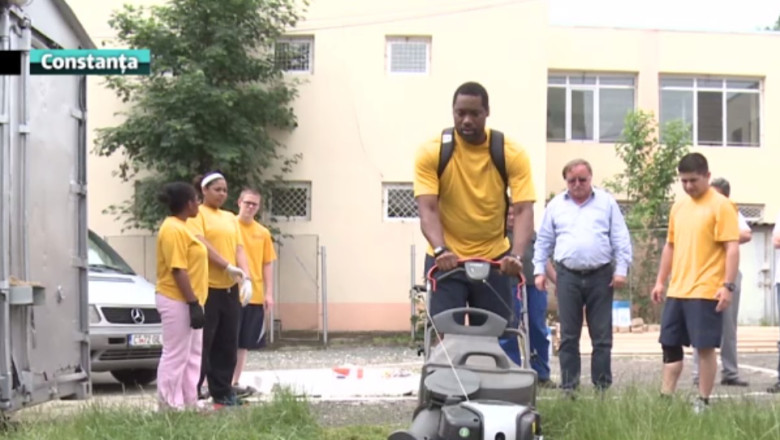 Misiune speciala pentru americani. 20 de soldati de pe USS Vella Gulf au reparat un orfelinat Imagine