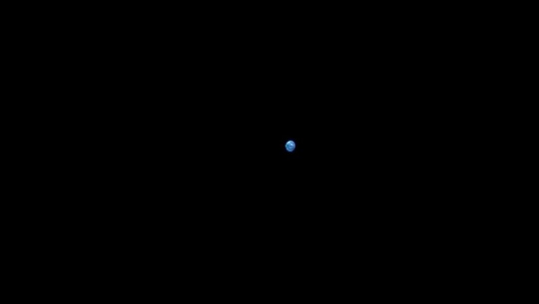 Misiunea Artemis a ajuns la Luna. Inainte sa intre pe o orbita mai mare, Orion a trimis o poza cu Pamantul Imagine