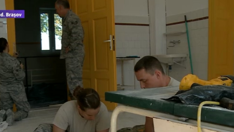 Misiunea soldatilor americani la Cincu: repara usi si instalatii electrice Imagine