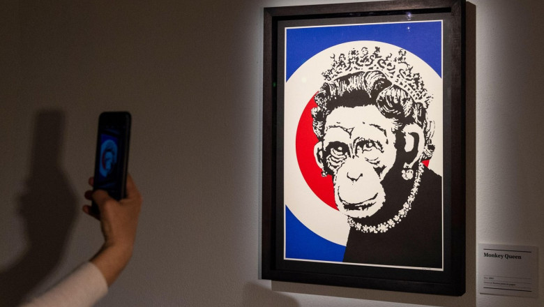 „Misteriosul” Banksy ar putea fi obligat de instanta sa-si dezvaluie identitatea dupa un desen cu Regina Elisabeta a II-a Imagine